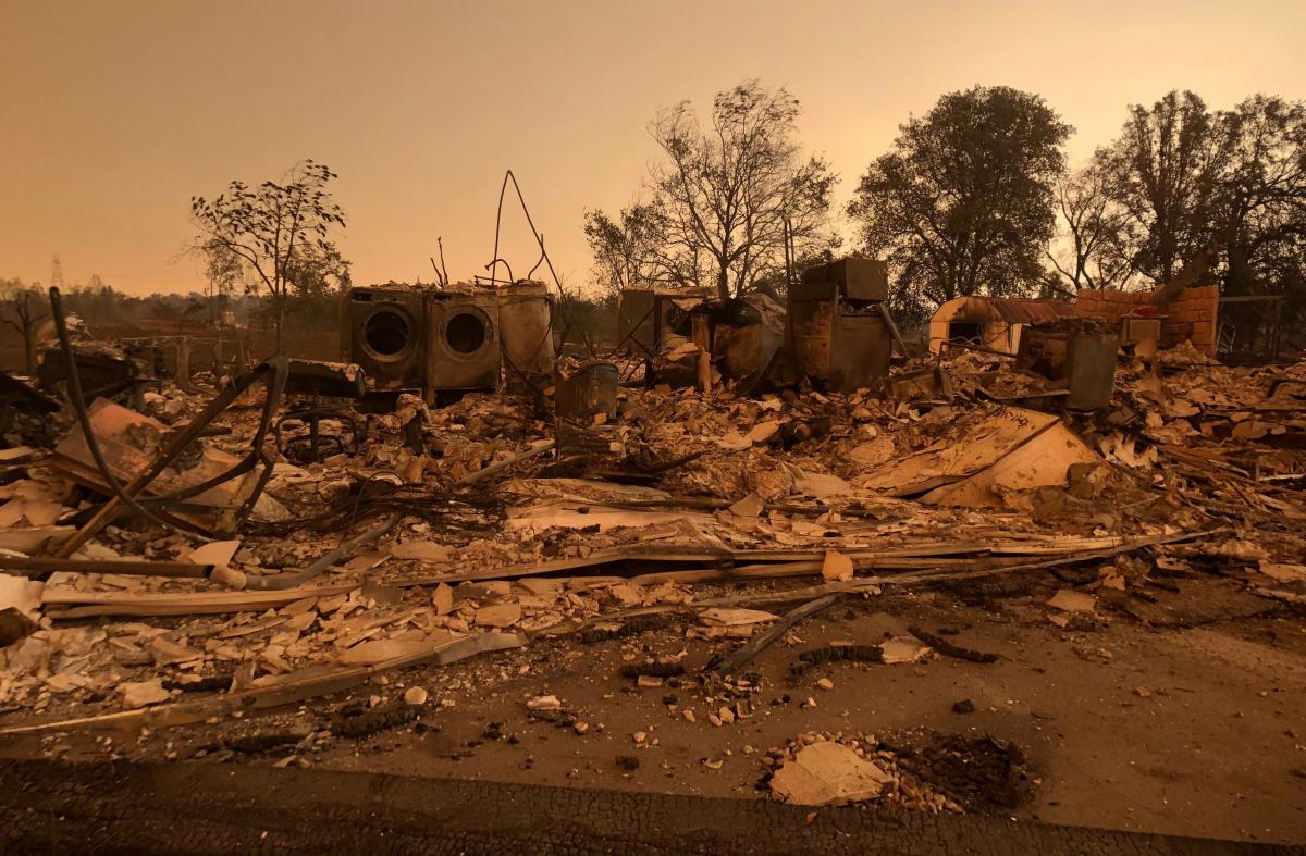California fire 'tornado' kills 2 firefighters, thousands flee