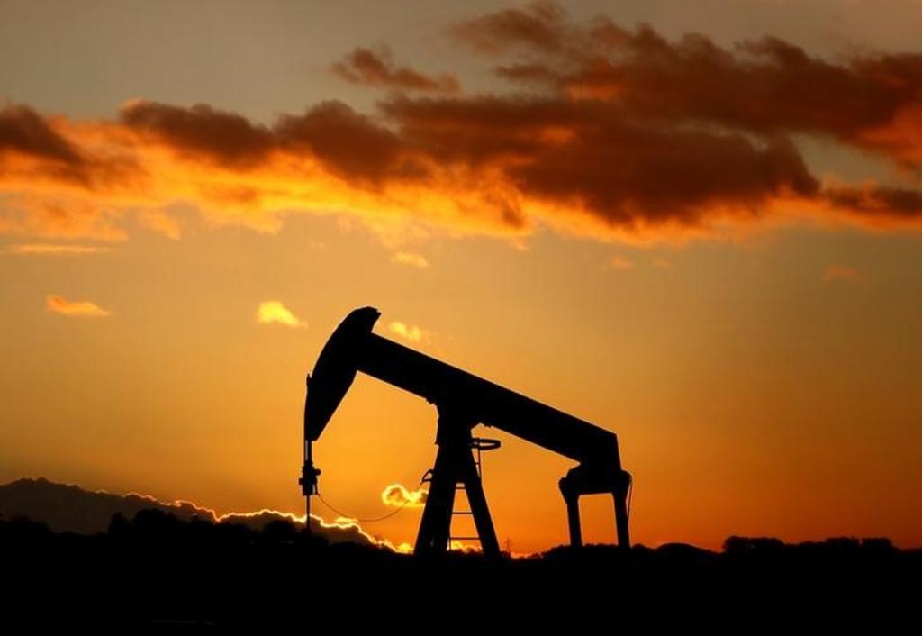 Oil strengthens as dollar slips to four-day low