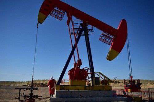 Oil prices fall with stock market; Brent marks weekly gain