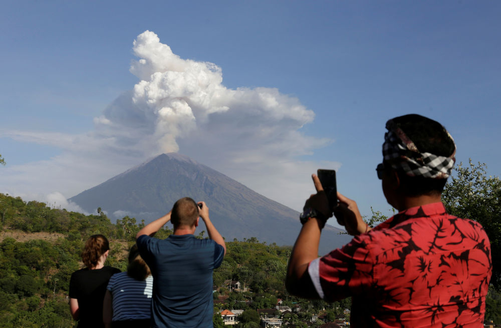 Volcano on Indonesian island of Bali hurls out ash and lava