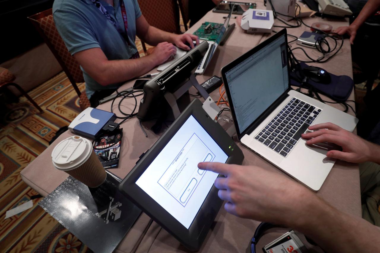 Hackers at convention test voting systems for bugs
