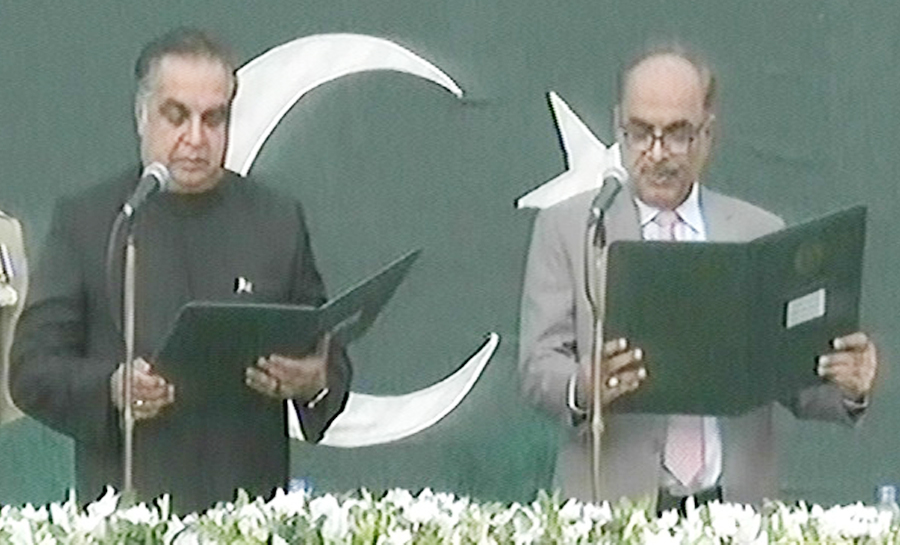 Imran Ismail takes oath as 29th Sindh Governor