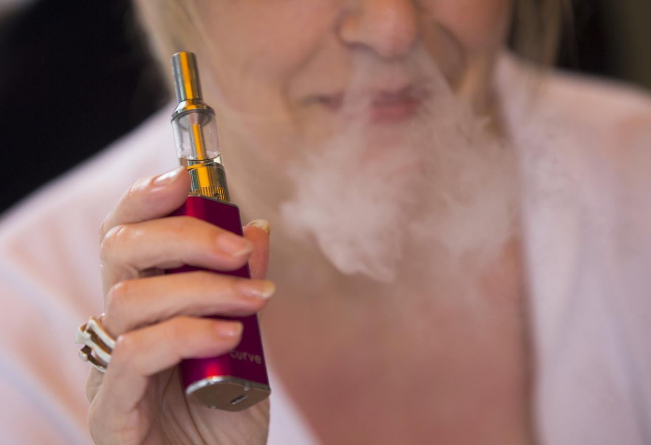 India's health ministry calls for halting sales of e-cigarettes, smoking devices