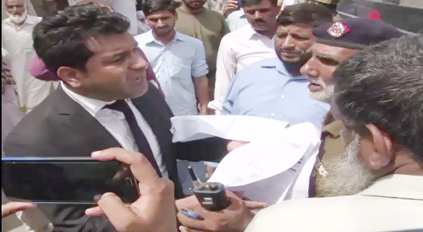 Lawyer attempts to set himself ablaze outside SC Lahore Registry