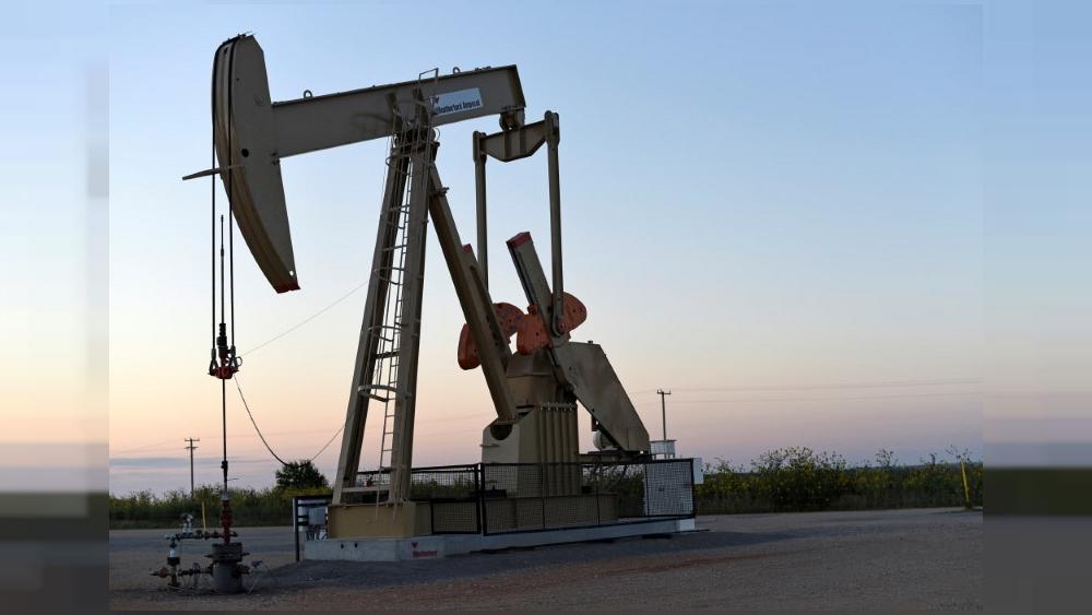 Oil edges up on US sanctions against Iran, but trade dispute weighs
