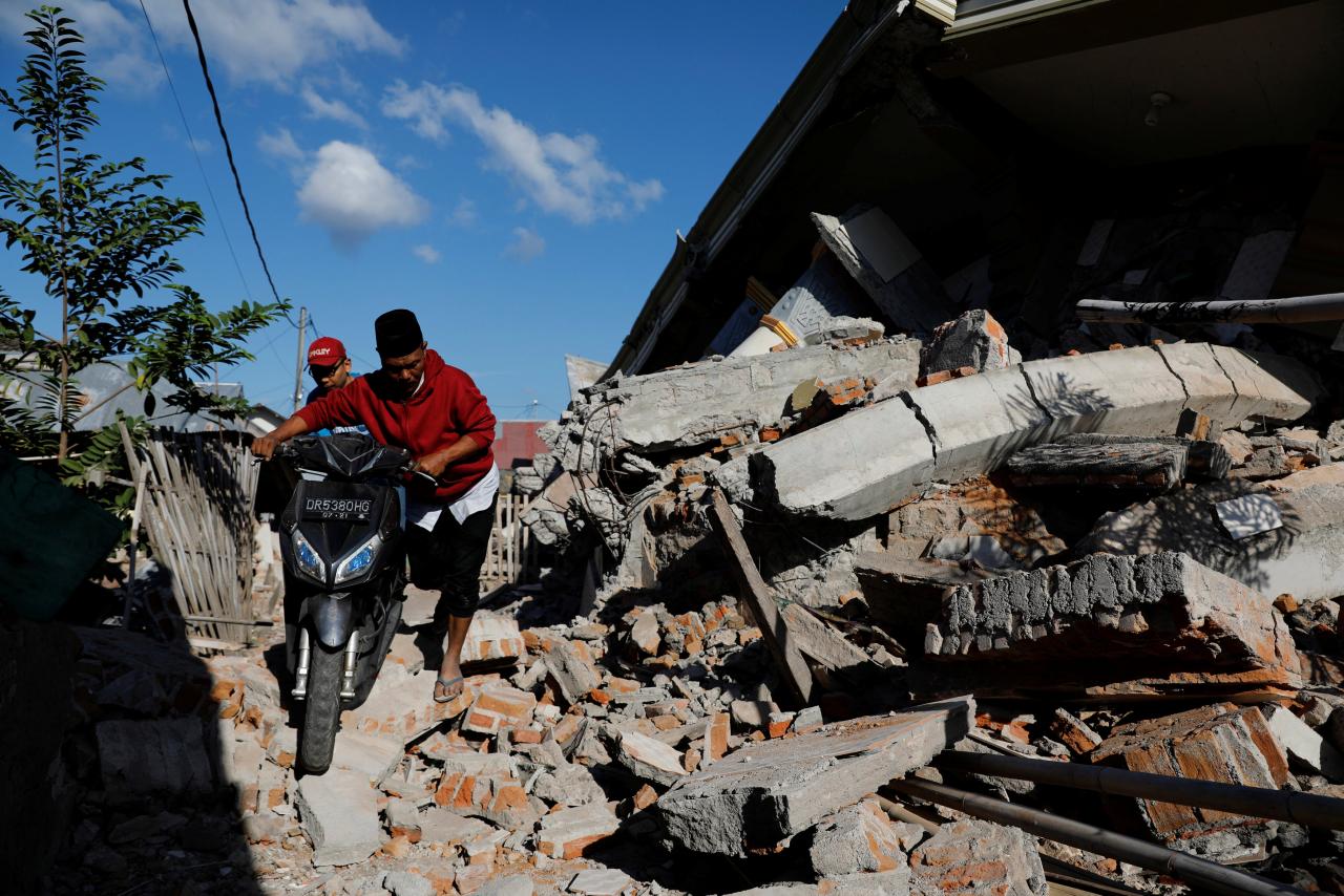 Indonesian rescuers struggle to reach cut-off villages after deadly quake