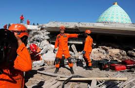 Rescuers dig through quake rubble for aunt of Indonesian sprint star