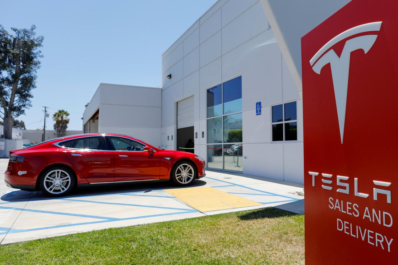 Tesla short sellers trim exposure but stay the course