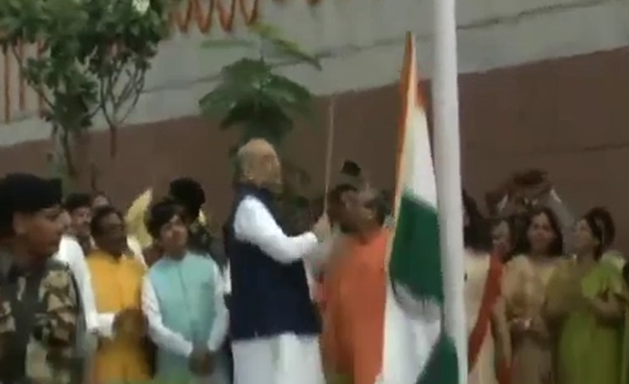 Congress slams Amit Shah after falling Indian flag during hoisting