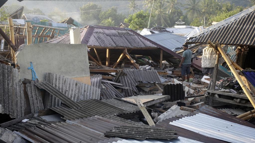 Another strong quake hits Indonesia's Lombok, buildings collapse: witness