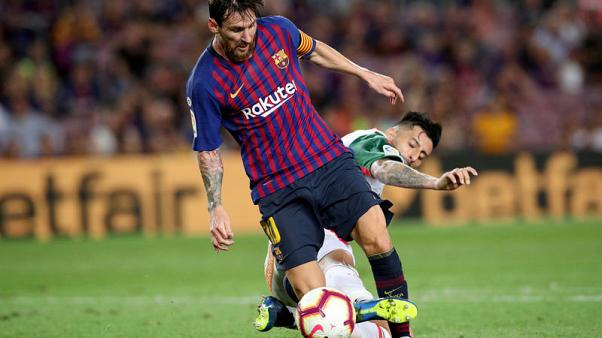 Clever Messi free kick helps Barca to opening win