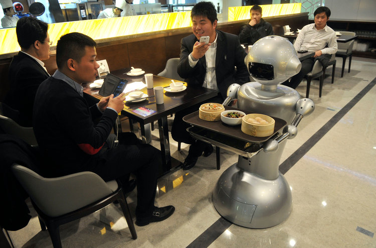 Robots replace waiters in China restaurant