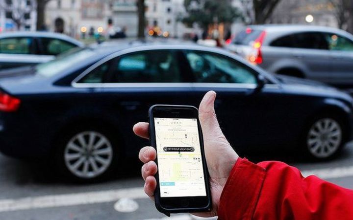 New York City votes to cap Uber, Lyft vehicle licenses