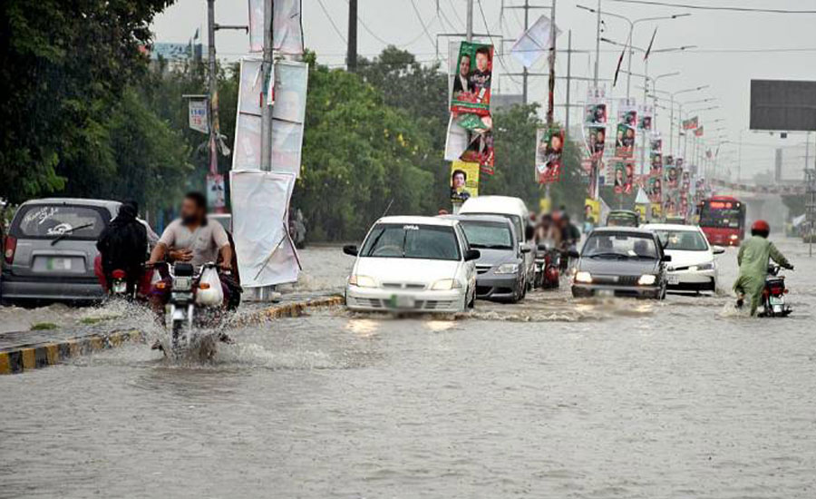 Heavy rain lashes in Lahore, roads flooded
