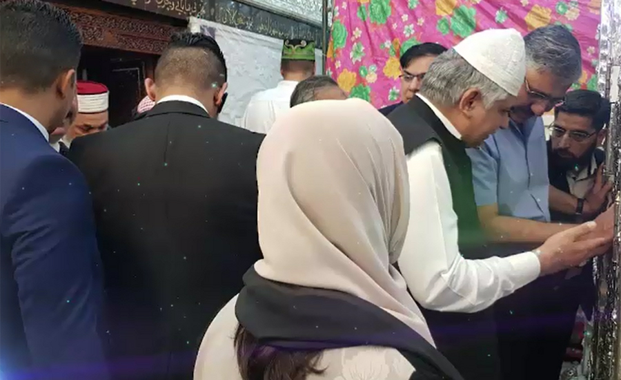 CJCSC Gen Zubair Hayat visits shrine of Sheikh Abdul Qadir Jillani