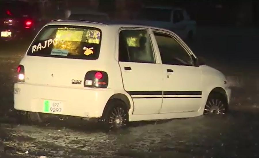 Rain, hailstorm turn weather cold in Lahore