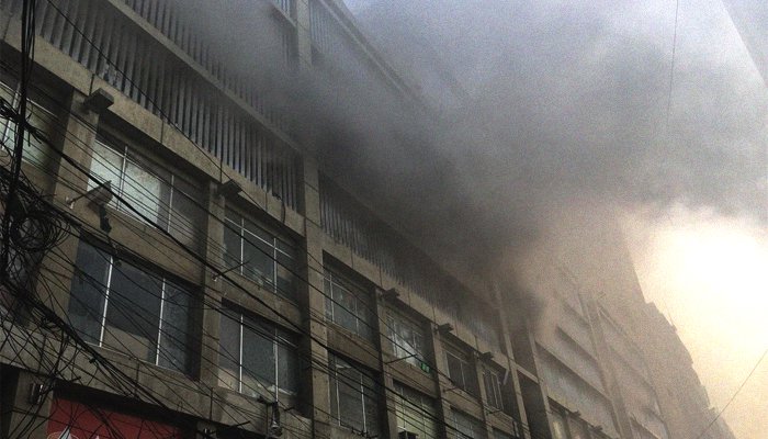 Fire erupts in building on Karachi's I.I Chundrigar Road