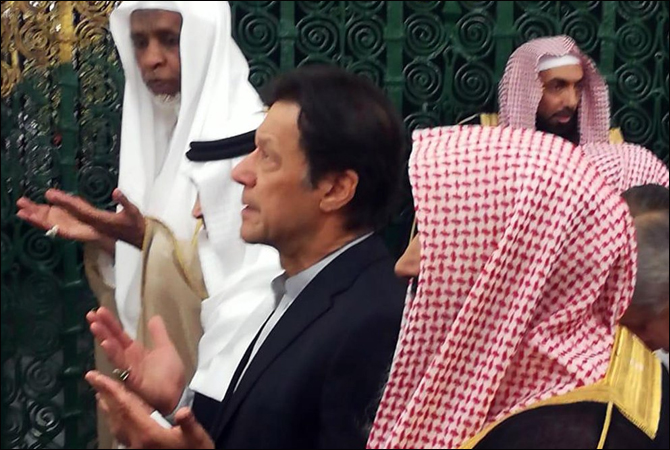 PM Khan visits Roza-e-Rasool after arrival in Saudia