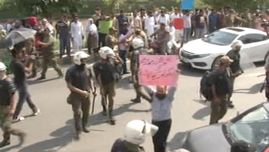 Police arrests protestors from outside of PM’s Lahore residence