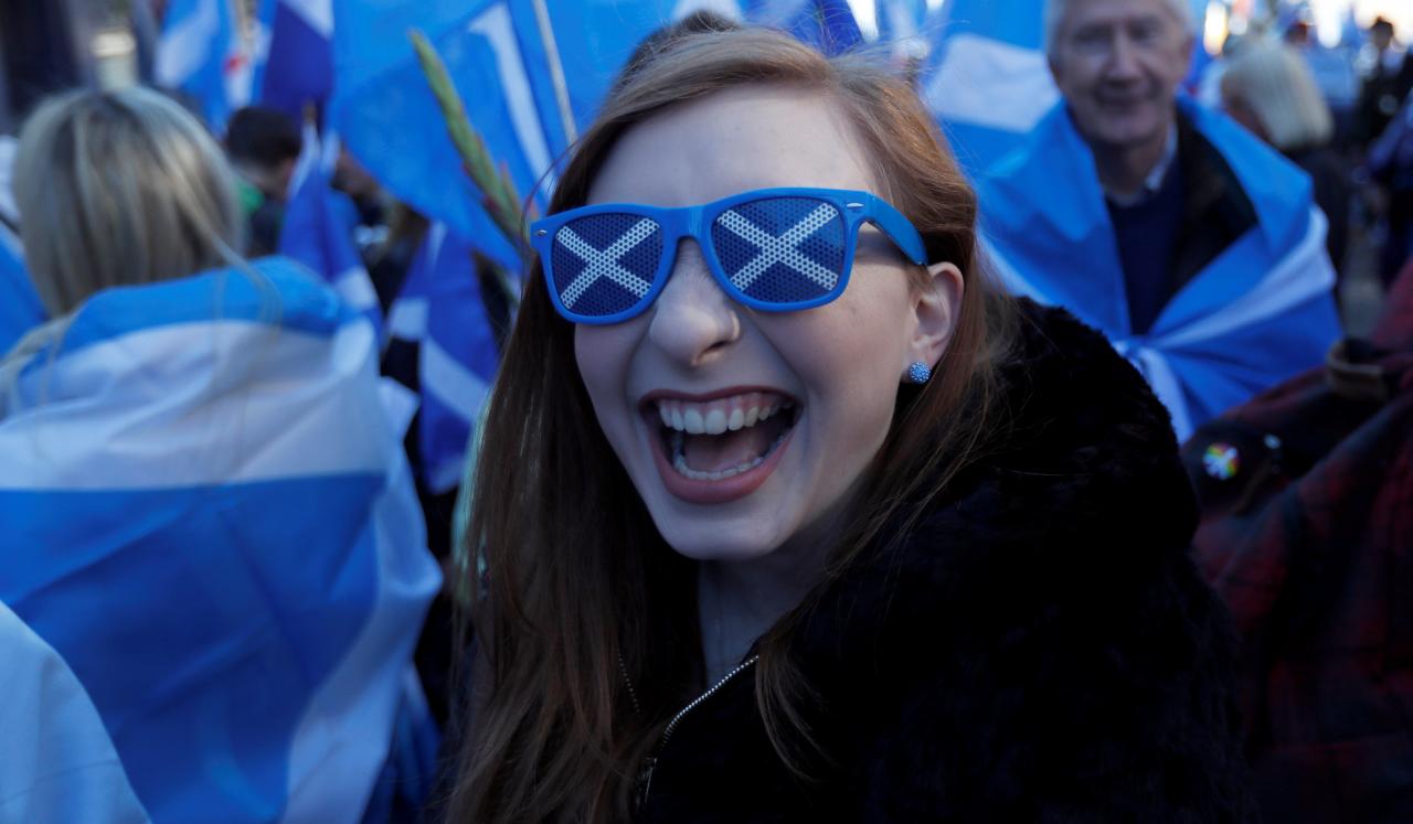 Thousands march through Edinburgh to back Scottish independence