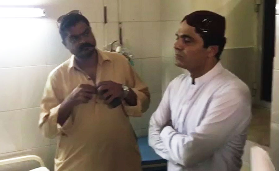 Sindh IGP pays visit to Rickshaw driver who attempted self-immolation
