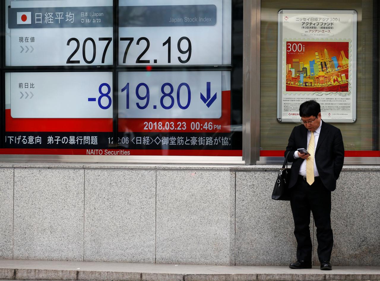 Asia shares turn up, euro rebounds as reports temper Italian debt fears