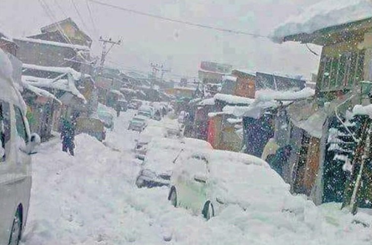 Rescue teams reach to save tourists trapped at Babusar Top, Naran