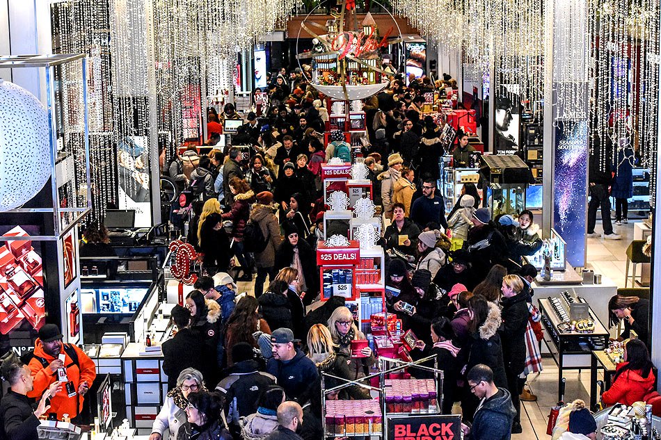 Black Friday deals lure US shoppers, biggest sales gains online