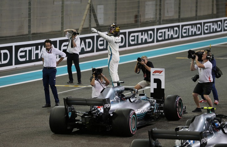 Hamilton on pole for final race of F1 season
