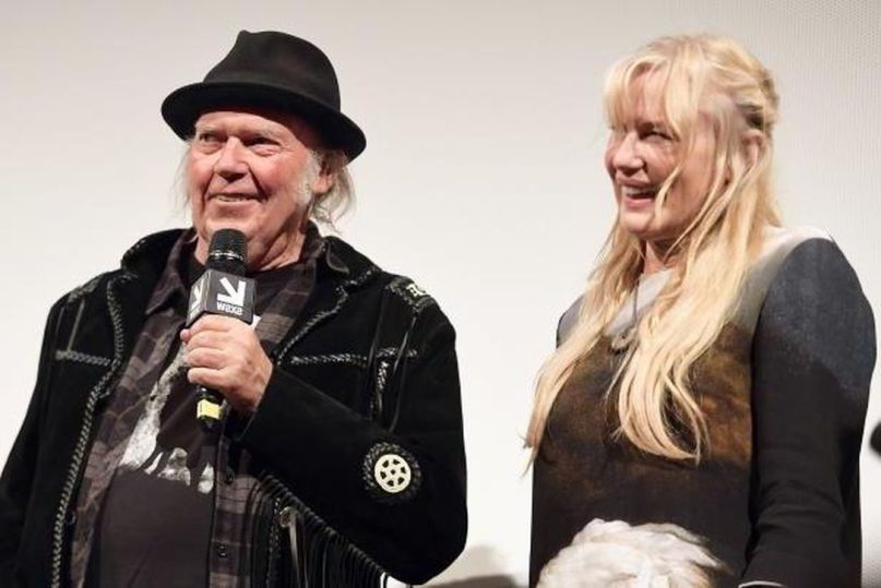 Musician Neil Young confirms marriage to actress Daryl Hannah