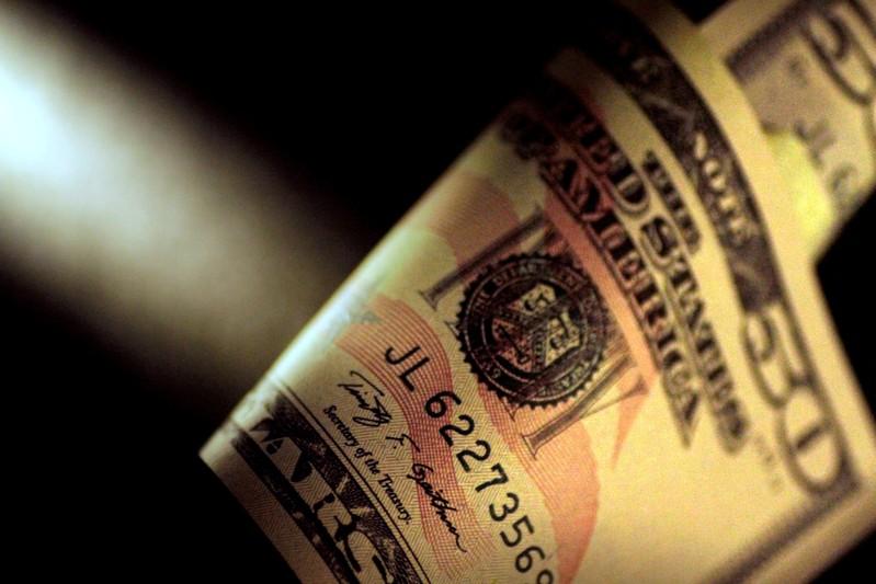 US political gridlock pushes dollar lower