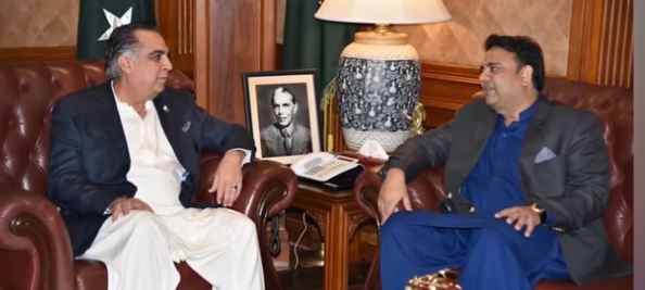 Sindh governor, Fawad discuss development projects for Karachi