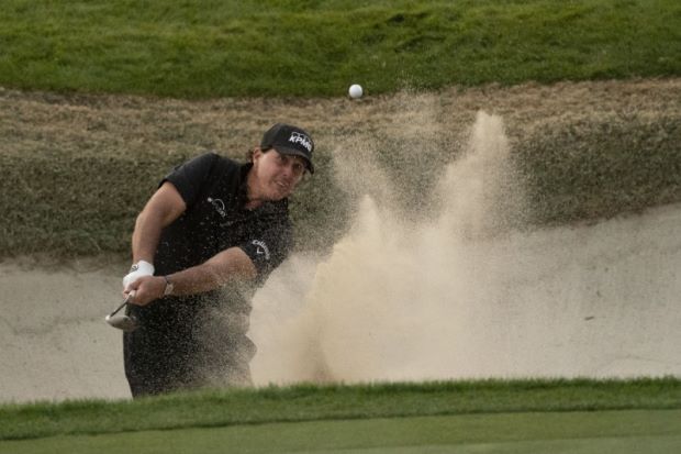 Golfer Mickelson beats Woods in $9 million winner-take-all match