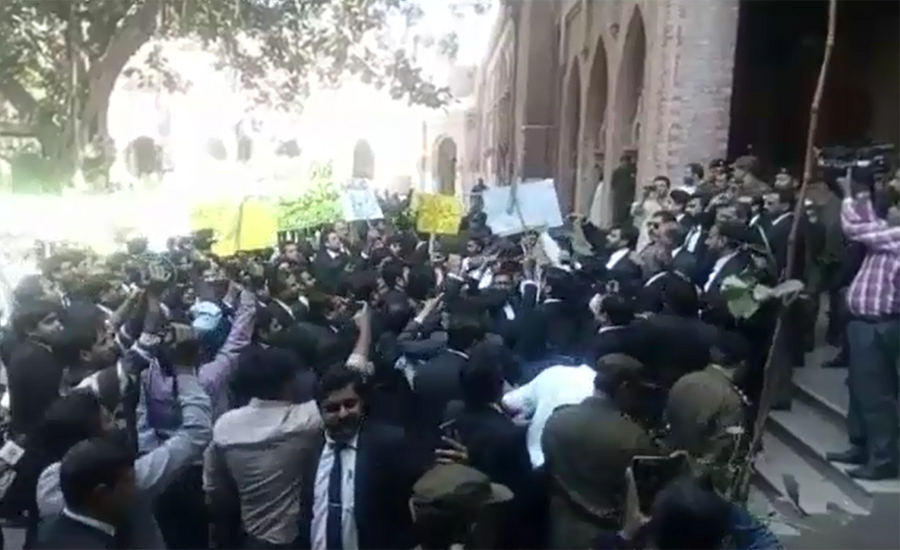 Lawyers protest for establishment of LHC regional benches