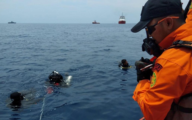 Senior Indonesian rescue diver dies in jet crash search