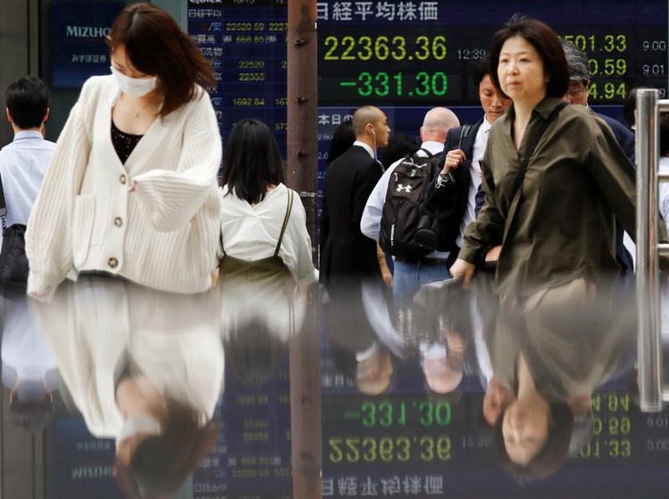 Asian shares sell-off on Wall Street tech rout, oil slides