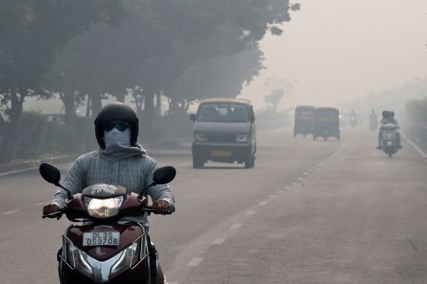 Indian capital under cloud of smog as pollution level jumps