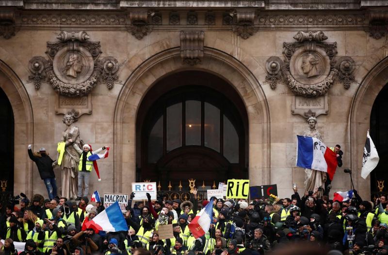 French 'yellow vests' protest in their thousands for fifth weekend