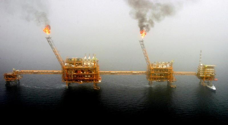 Iran keeps crude prices in Asia at wide discounts against Saudi oil in January