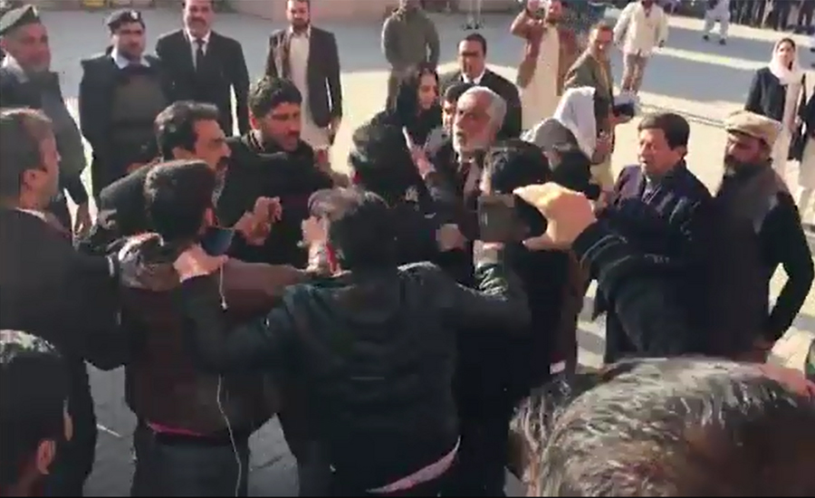 Nawaz Sharif’s security guards again scuffle with journalists outside court