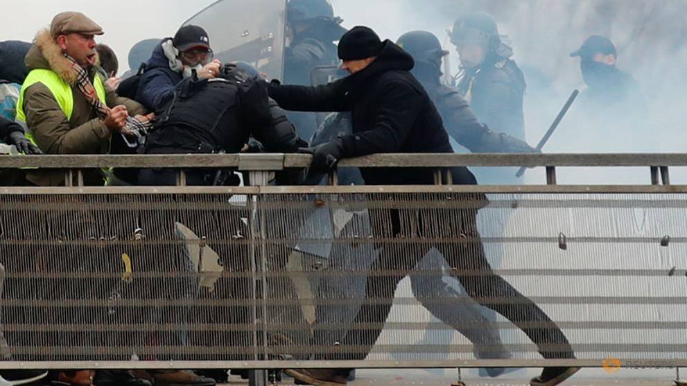 Ex-French boxing champ surrenders after punching police during protest