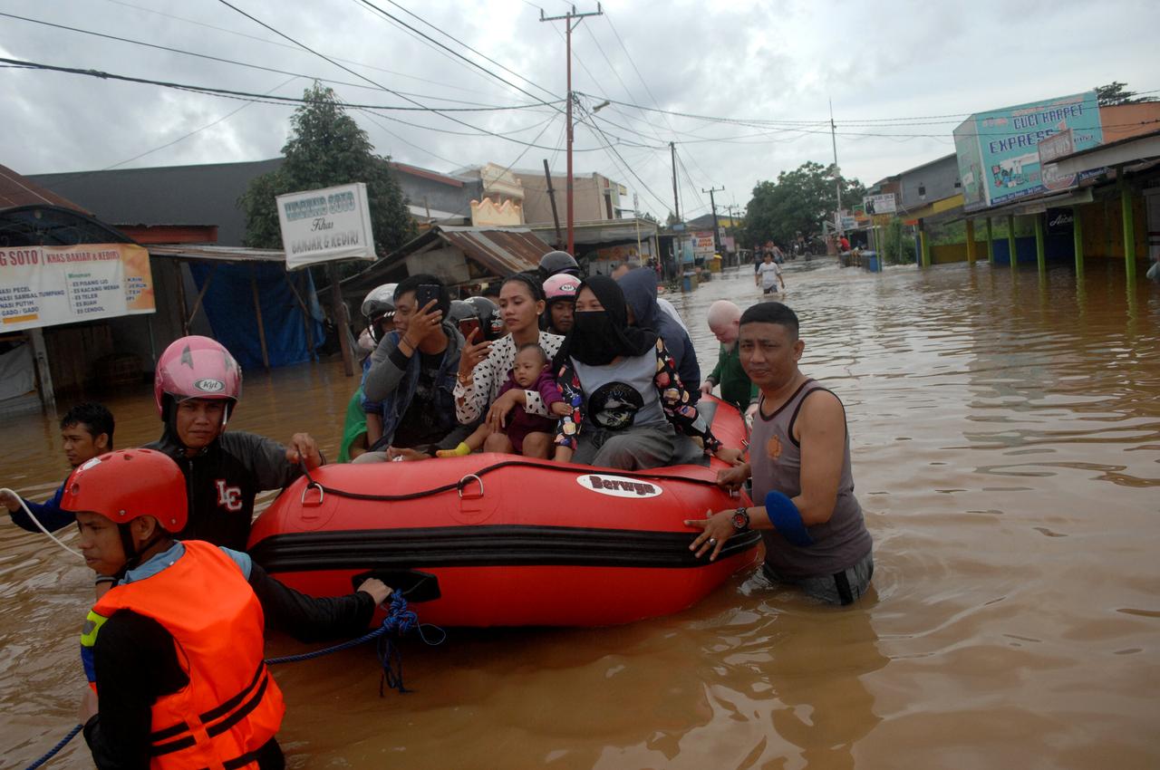 Overflowing dam kills at least 30 in Indonesia