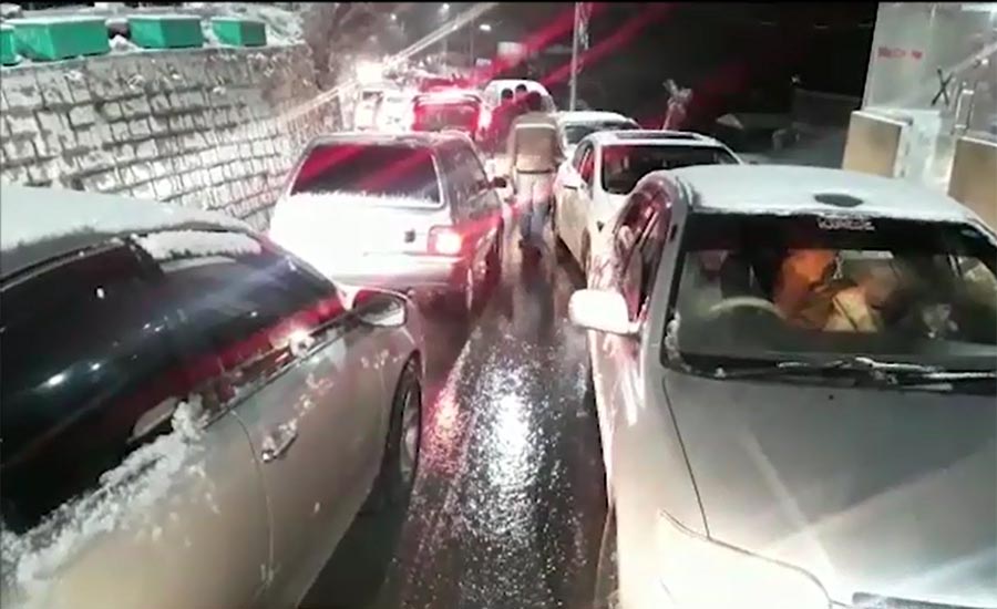 Thousands of vehicles stranded after snowfall in Murree