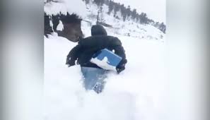 Pakistani Polio workers hailed as heroes for continuing work during snow