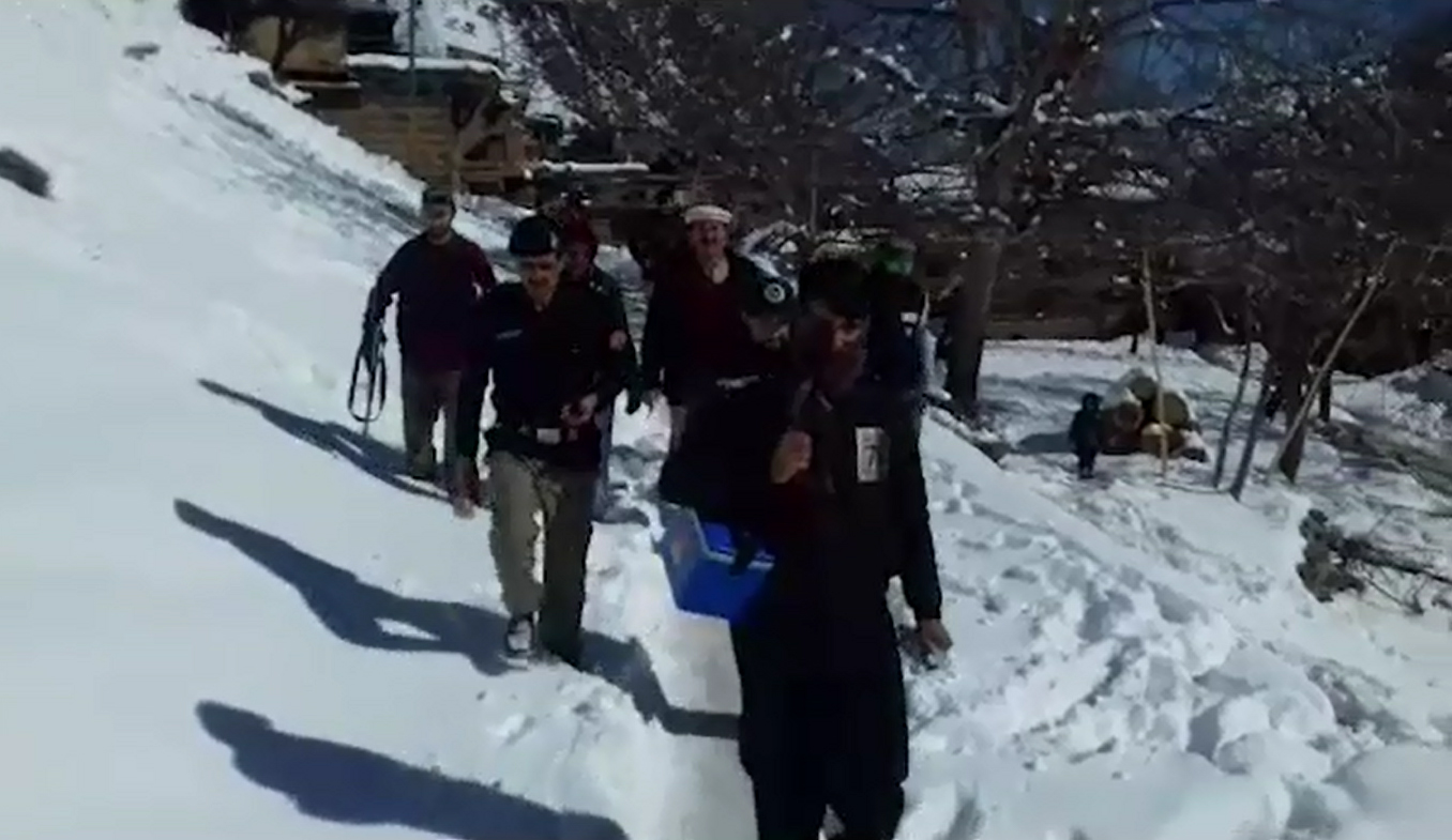 Three-day anti-polio drive continues despite 7-foot snow in Chitral