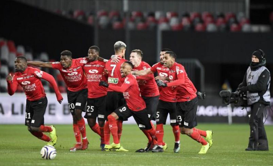 Guingamp beat 10-man Monaco to reach French League Cup final