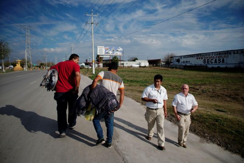 Caravan migrants stalled at Texas border eye other routes