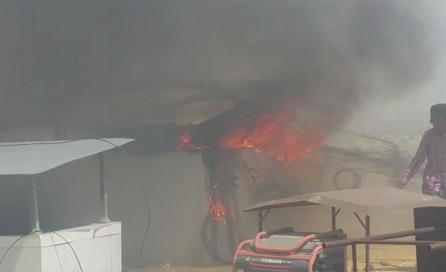Two killed, 7 injured as fire erupts in building in Karachi
