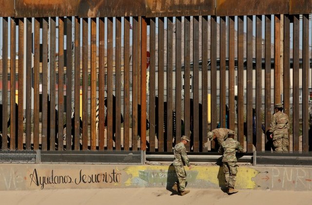FBI arrests leader of US 'patriots' stopping migrants at border