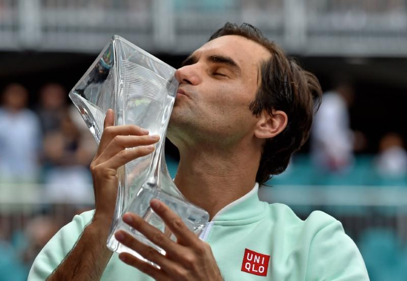 Federer downs injured Isner in Miami for 101st career title